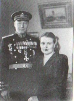 Адмирал Н.Г.Кузнецов с женой Верой Николаевной. Владивосток - 1954г.