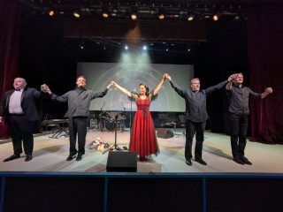 «атмосфера тепла и искренности: Александра Урсуляк представила спектакль-концерт «Хорошие песни» - фото - 5