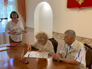 2 августа 2023 года в отделе ЗАГС г. Десногорска супруги Леоновы, Александр Петрович и Татьяна Михайловна отмечали 50-летие совместной жизни - фото - 8