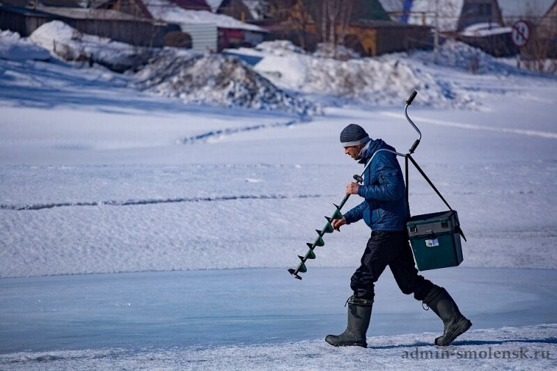 Шагающий лед. Рыбаки на льду. Идет по льду. Рыбак с ледобуром.